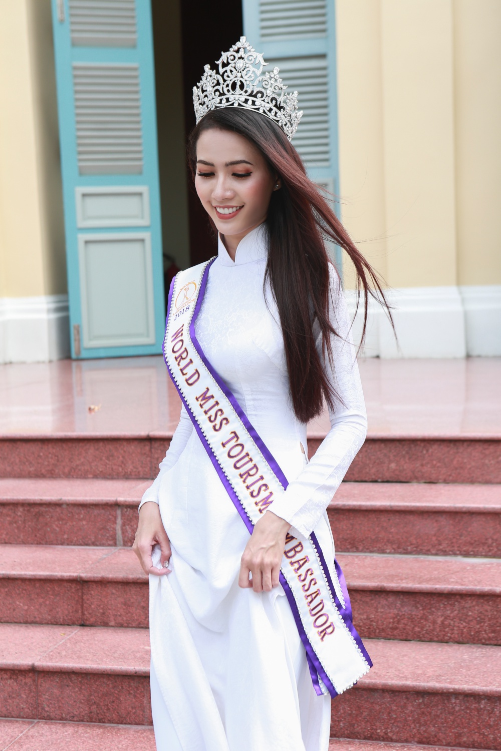 Phan Thị Mơ khoe vẻ đẹp vạn người mê trong chuyến thăm quê đầu tiên sau đăng quang Hoa hậu 9